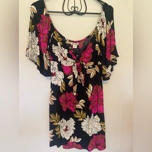 Beautiful floral dress by Billabong. Size Medium